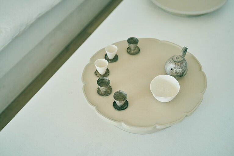 白漆で仕上げた小盤はほかではあまり見られない珍しいもの。W600,000～。