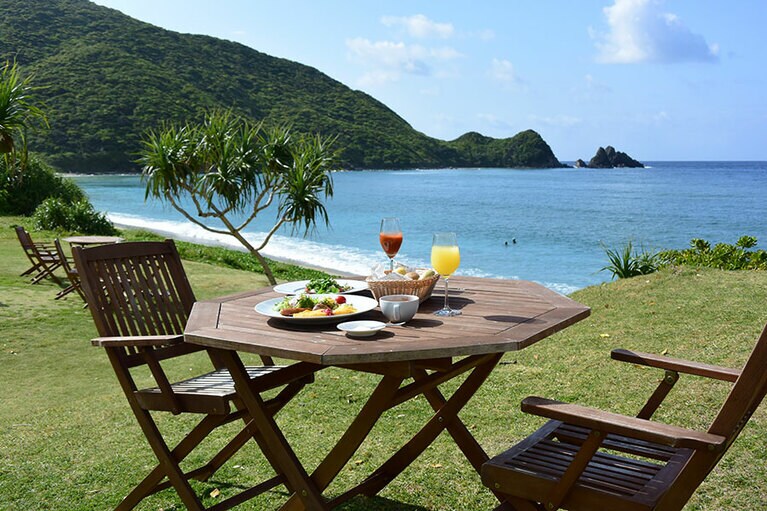 朝食はレストランでも、芝生の庭でも。洋食と和食タイプがあります。
