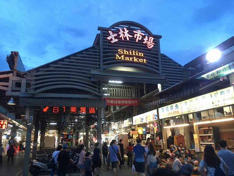 食のメインストリート、美食広場。