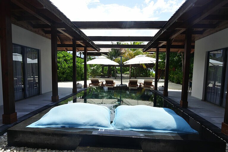 巨大マクラに身をゆだねて、プールにぷかり。