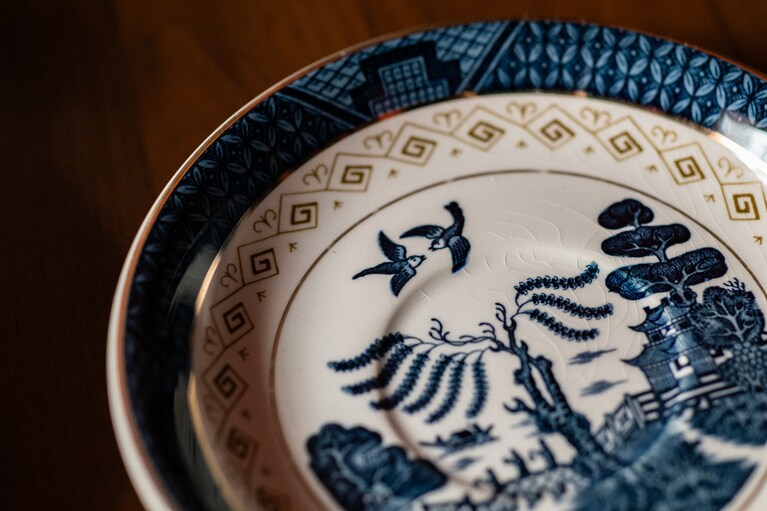 アンティークのティーカップはソーサーの絵柄までかわいい。