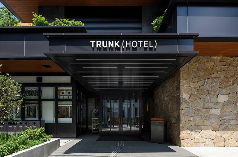 客室数は15室で、ルームタイプごとに異なるデザインで、利用者の8割が海外からのゲスト。1階にはオールデイダイニングと串焼き屋さんも。