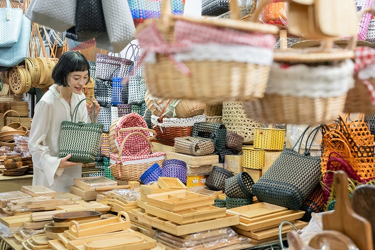 お目当てのお店の一つ「高建桶店」（台北市迪化街大同區一段204號 営業時間：9:00～20:00 定休日なし）は、家族経営で店を構えて約70年の老舗人気店。ここを訪問する目的だけで迪化街を訪れるという人も多いという、知る人ぞ知るかご好きの聖地。竹細工のかごや漁師網バッグとよばれるリーズナブルなナイロンバッグなどのほか、金檀木で作られた生活雑貨やキッチン雑貨などが所狭しと並ぶ。KIKIさんもこちらでバッグを入手。