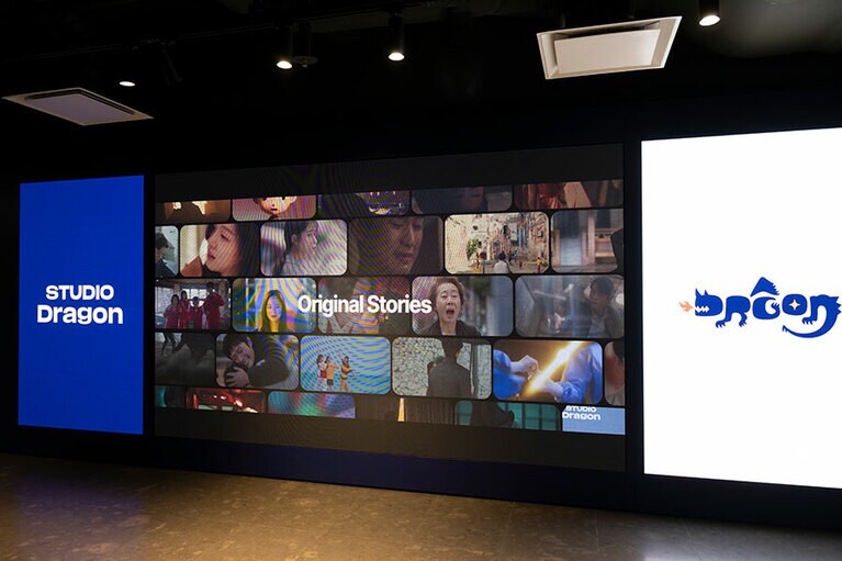 スタジオドラゴンのオフィス入口に設置されたデジタルサイネージでは、これまでの作品の映像が流されている。韓国ドラマファンなら思わず足を止めて見入ってしまいそう……！