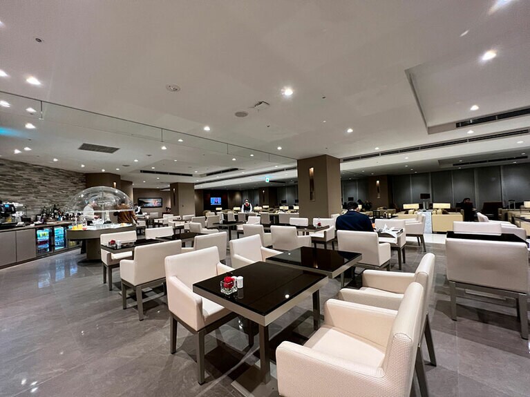 入り口から入って右側奥にあるソファ席のエリア。