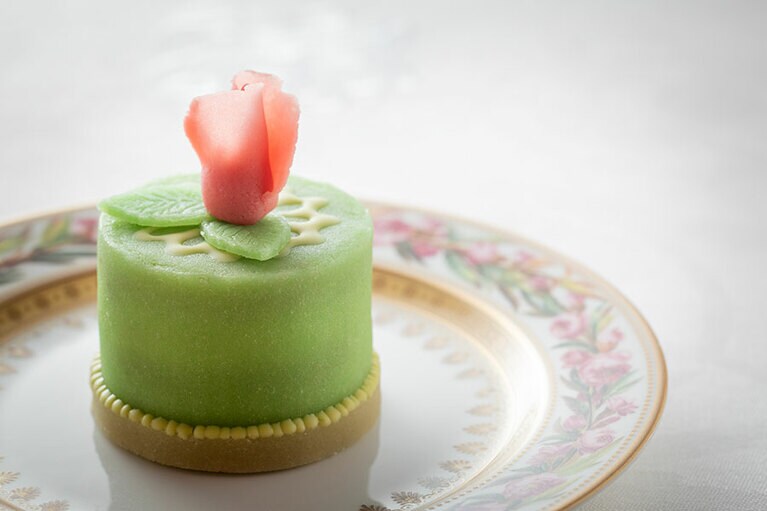 ブランデーケーキのようなお酒の華やかさが広がる“ジ・アンバサダー”。デザートの盛り合わせ48ユーロの一つ。