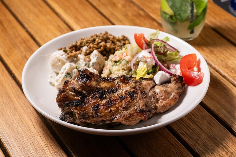 スタッフが焼いてくれるバーベキュー。