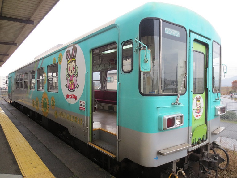 北条鉄道の列車は、カラーが日替り。毎日、違う色の列車が走る。