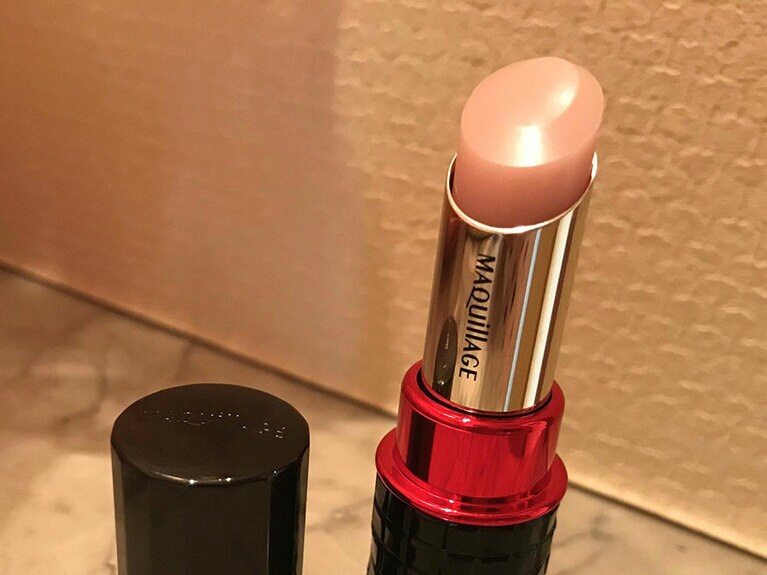 使い方のバリエーションが多い点も支持される理由。唇のケア目的として使うのはもちろん、変な油膜感が少ないのでリップメイクの下地としても使いやすいし、「ツヤ感もあるからノーカラーのリップとして使っている」という声も多数。