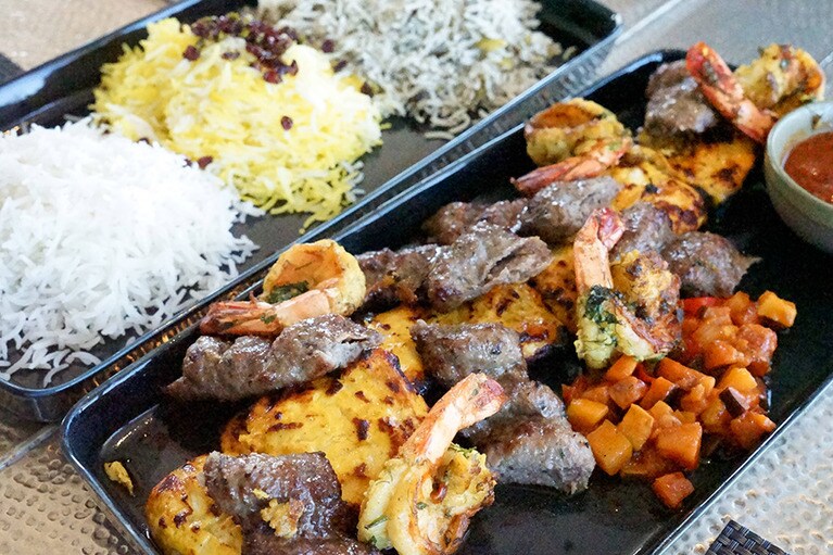 ラム、ビーフ、チキンのケバブ盛り合わせは、3種類のライスとともにいただく。