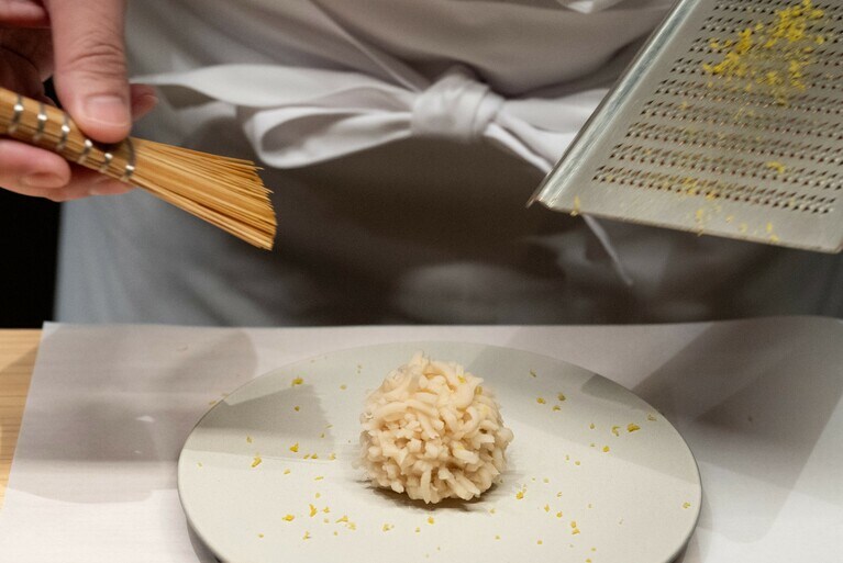 レモンの皮を散らして仕上げる。