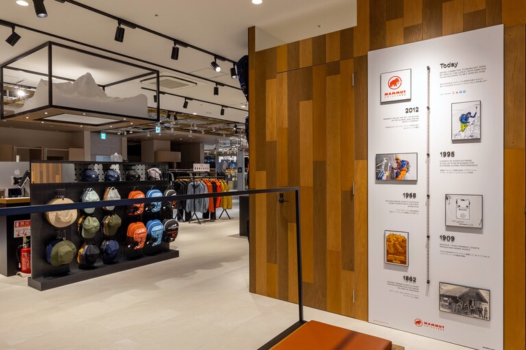 ブランドのヒストリーボードには、アウトドアブランドしてマムートがいかに山に挑戦する人たちを支えてきたかが記されている。