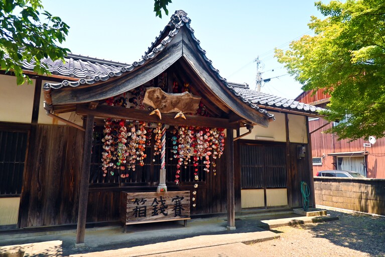 町屋や神社の軒下には、飛彈地方のさるぼぼに似た“身代わり申”が吊るされています。