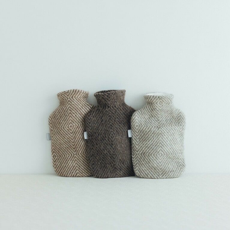 「MARIA 湯たんぽ」左から：ブラウンホワイト、ブラウンブラック、グレーホワイト 各約W21×D7×H32cm 9,680円／LAPUAN KANKURIT※POP-UPではブラウンブラック（中央）を販売。