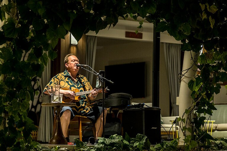 ローカルアーティストによるライブを聴きながら楽しいディナーを。