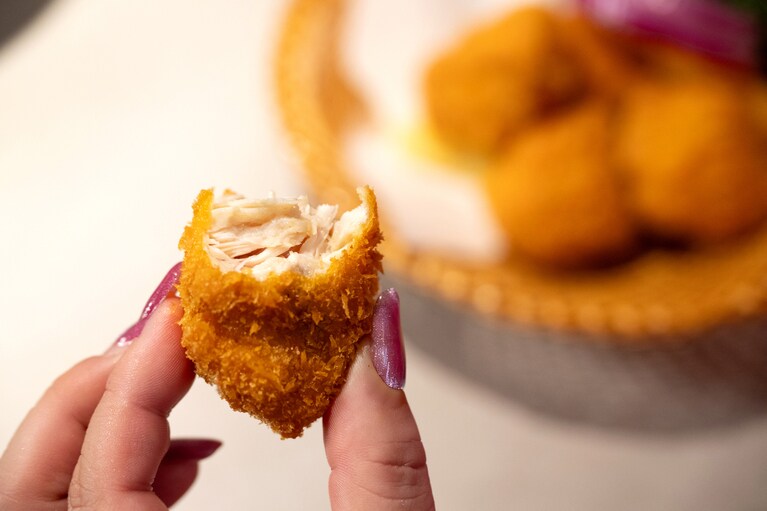 一度食べ始めたらやめられない、止まらない！　添えられた生玉ねぎは“第3の調味料”。これを齧りながら食べるのがおすすめ。