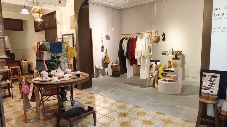 手前が茶器などの陶芸品、奥が服飾品のコーナーになっています。