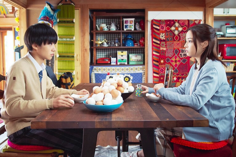 広瀬さん演じる榊とシェアハウスで暮らすことに。©2023映画「水は海に向かって流れる」製作委員会 ©️田島列島／講談社