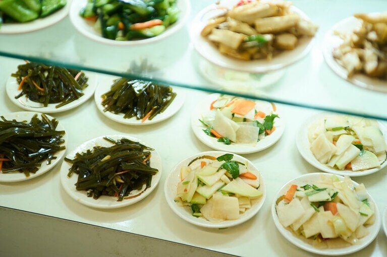 麺に合うミニおかずが豊富。