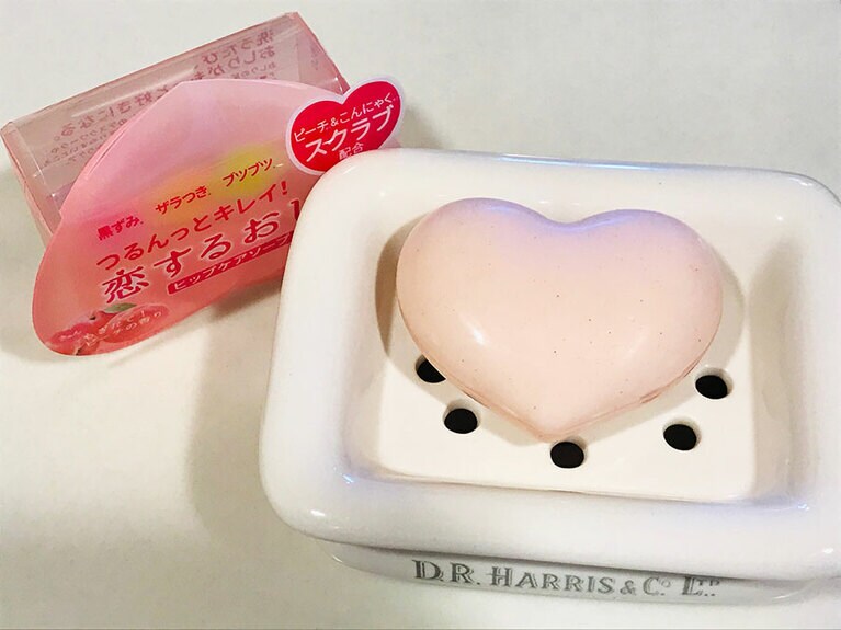 説明では「ハートのくぼみ部分をお尻や太ももにフィットさせて洗って」とあります。バスルームにあっても優しいピンクの色が可愛いし、使い方が簡単だからケアする気分にもなりやすい。「専用ボディケアなんて億劫」と思ってる人こそ使ってみて。