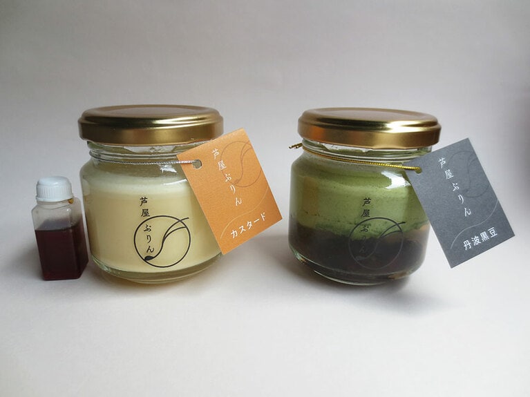 定番商品2つ。左「カスタード」540円、右「丹波黒豆」594円。