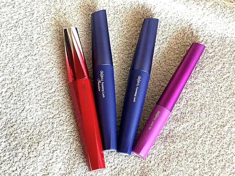 歴代デジャヴュのマスカラの中では、ラッシュアップよりは容器・ブラシ共に太め・長めで、ファイバーウィッグ ウルトラロングよりは気持ちスリム。※左端のファイバーウィッグ ウルトラロングの容器は、ライター私物の旧バージョン