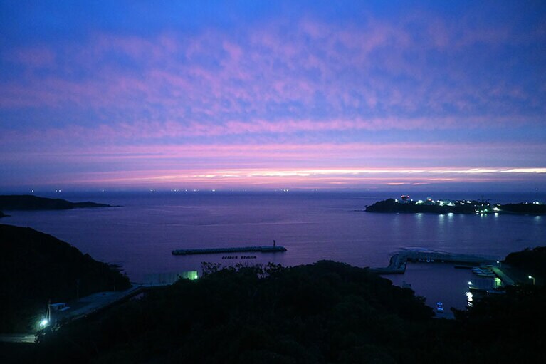 水平線に釜山の街灯がにじんでいます。手前は航空自衛隊の海栗島分屯基地。韓国まで約40キロ。実はこちらの方が国境の島!?