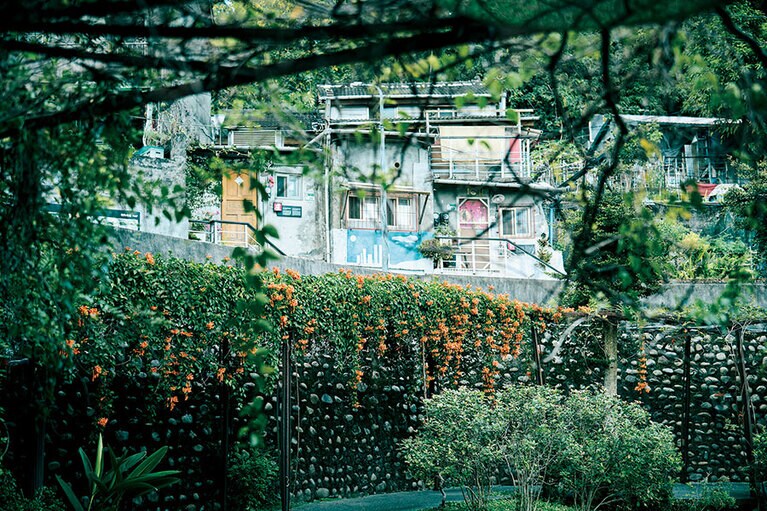 芸術村は増築を重ねた古い家屋が複雑に入り組み、独特の風景を形づくる。