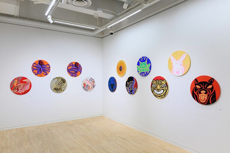 円形の麻包張キャンパスにアクリル絵の具で描いた新作など、一部を除き展示作品は購入可能です。