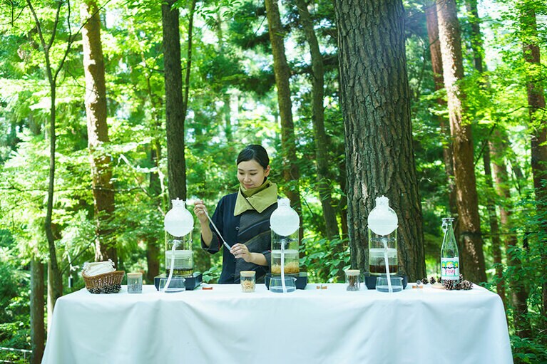 「薫る森の蒸留」で嗅覚を研ぎ澄ませ、天然の香りをお土産に。