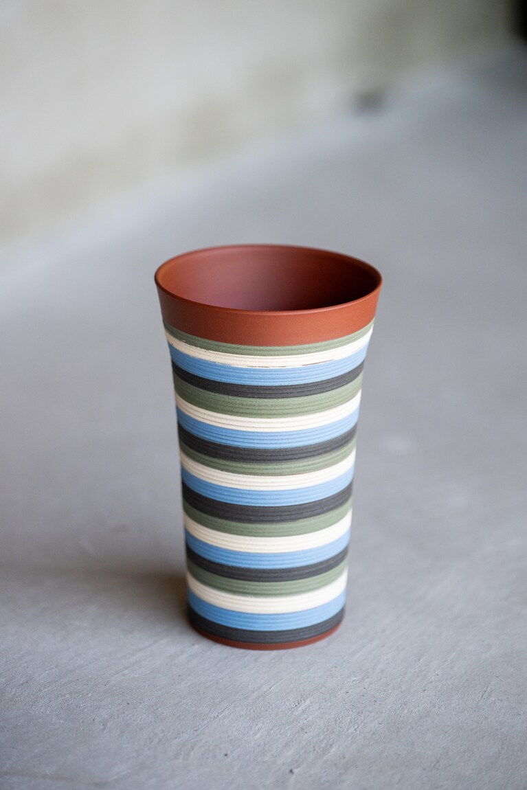 【山田杏奈、佐渡の神秘に触れる】“島外不出”の土「無名異」を使った焼物はまさに佐渡の大地の恵み　撮影：鈴木七絵