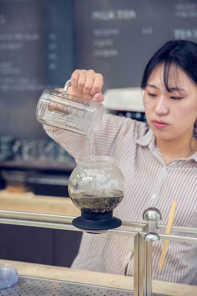 ドリンクは入口のカウンターで注文。