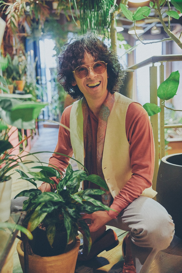 手に持つのは、映画『レオン』で登場する観葉植物アグラオネマ。