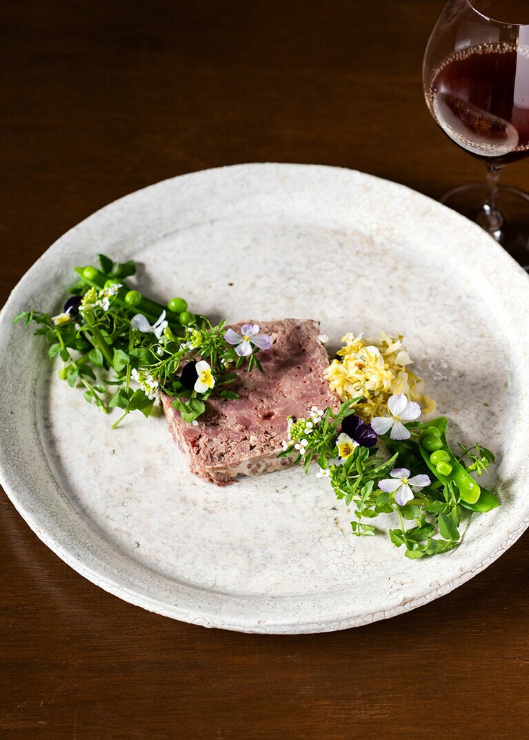 “中川村の鹿肉とシシ肉のパテ・ド・カンパーニュ”。清流で摘んだクレソンもご馳走。グラスワインは770円～。