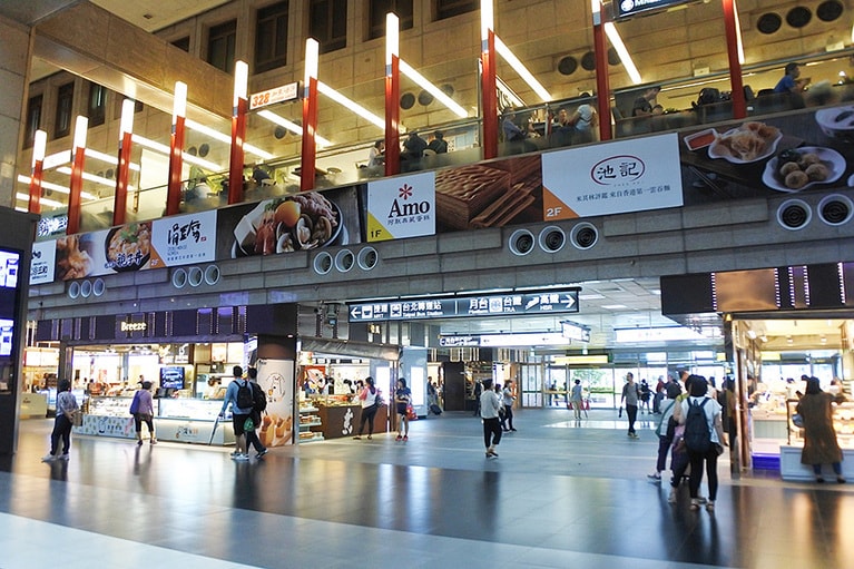 ホールを囲むように1階と2階には様々なショップが並ぶ。