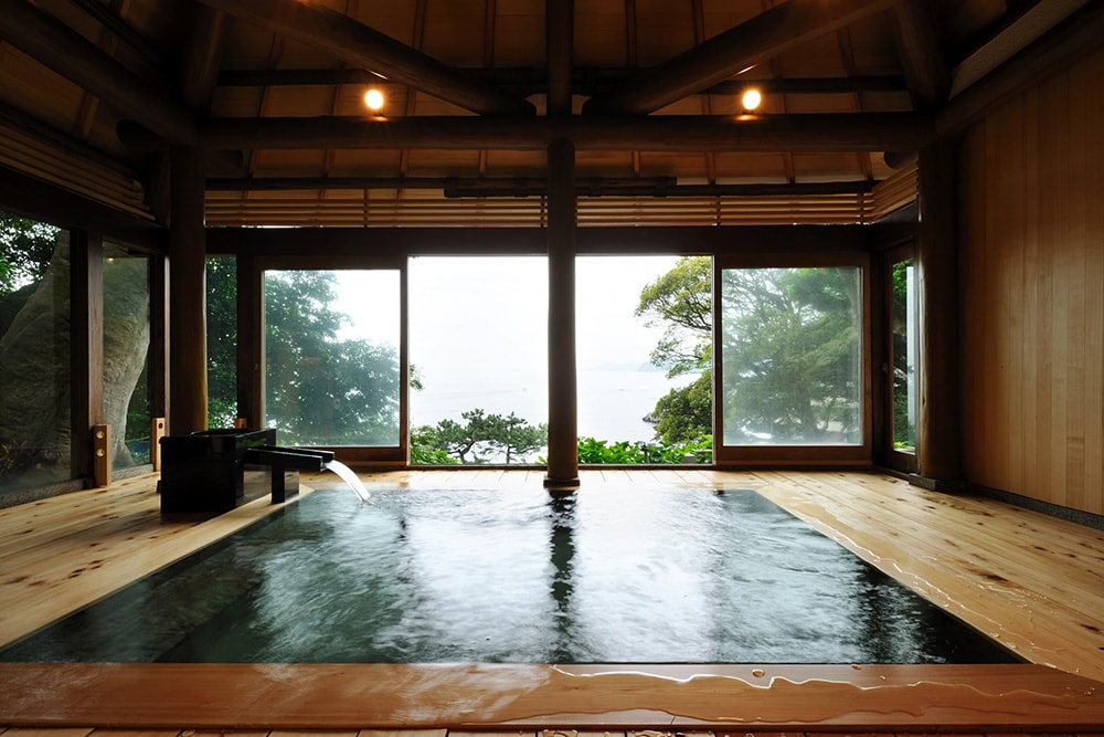 伊豆山温泉の象徴「走り湯」は、約1300年前の奈良時代の発見と伝えられる。「界 熱海」では、その由緒ある名湯を本館と別館の中腹に位置するふたつの湯殿で堪能できる。