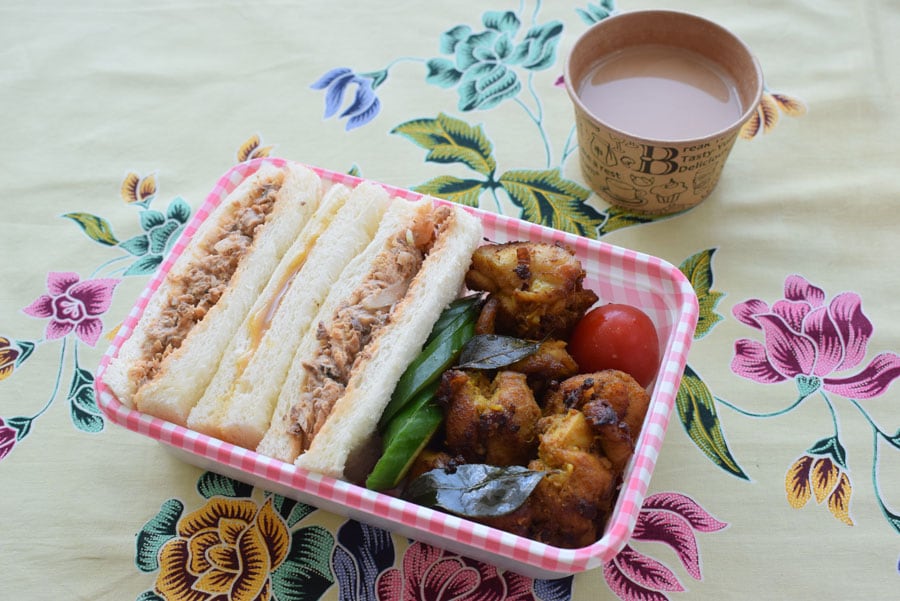 スパイスで下味をつけた鶏から揚げに、サンドイッチの具はいわし缶とカヤジャム。飾りにカレーリーフをちらして、甘いミルクティーを添えれば完璧！