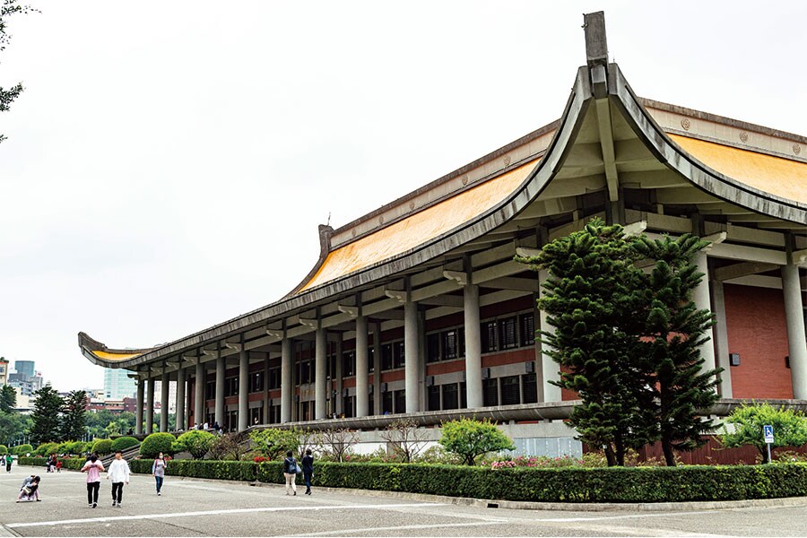 台北101や市役所、孫文の記念館のほか5つ星ホテルやデパートが立ち並び多くの観光客が訪れる。