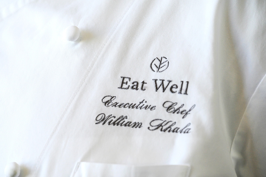 ウィリアムシェフのコックコートにも「Eat Well」の文字が。