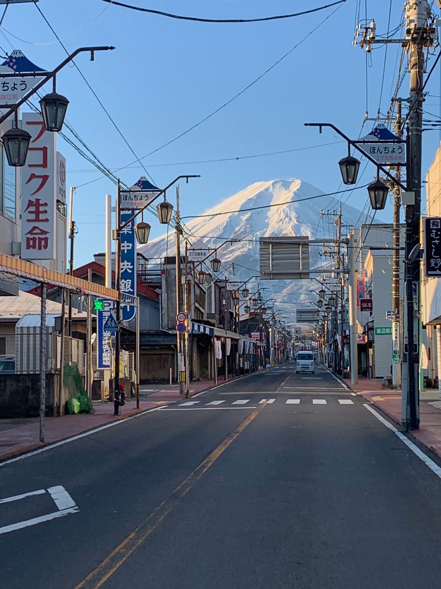 商店街との対比で大迫力の富士山(11月撮影・快晴の朝)。
