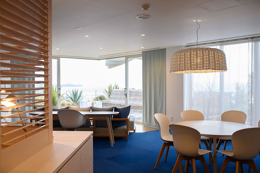 テラスリビング付きの客室は100平米を超える贅沢空間。