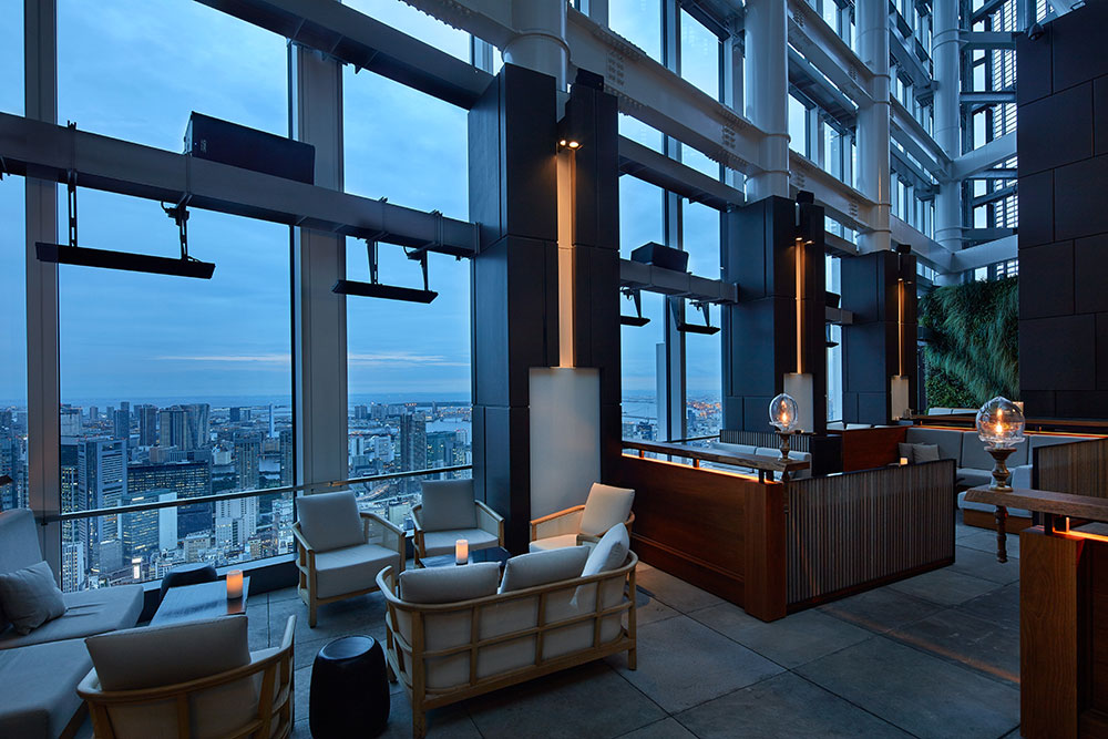 最上階52 階の「ルーフトップ バー」は、レインボーブリッジやお台場などの夜景を臨む、開放感あふれる空間。夏のシーズンはテラス席もおすすめだ。