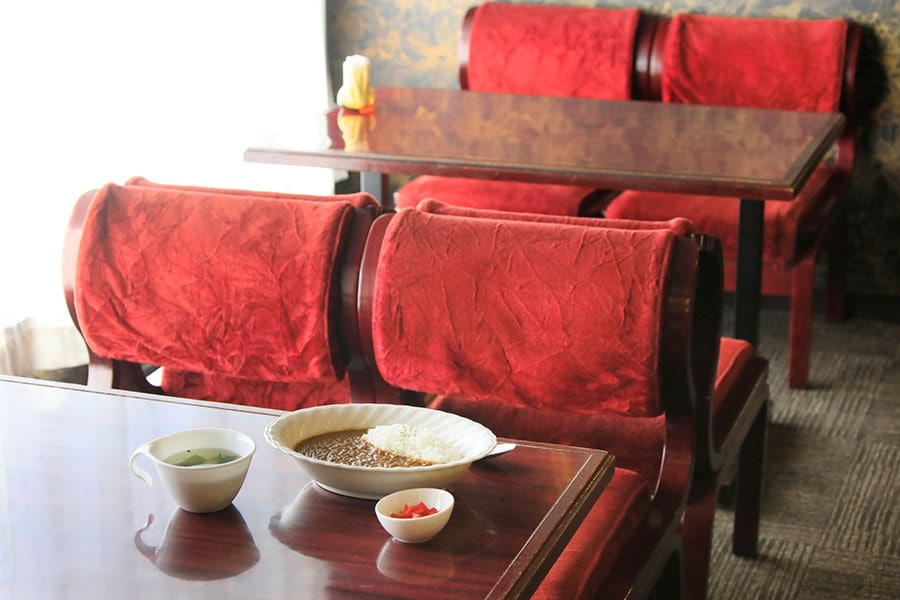 ホテル1階に併設された「喫茶ラウンジ」では、日替わりの朝食とコーヒーを用意（軽朝食 550円・税込）。