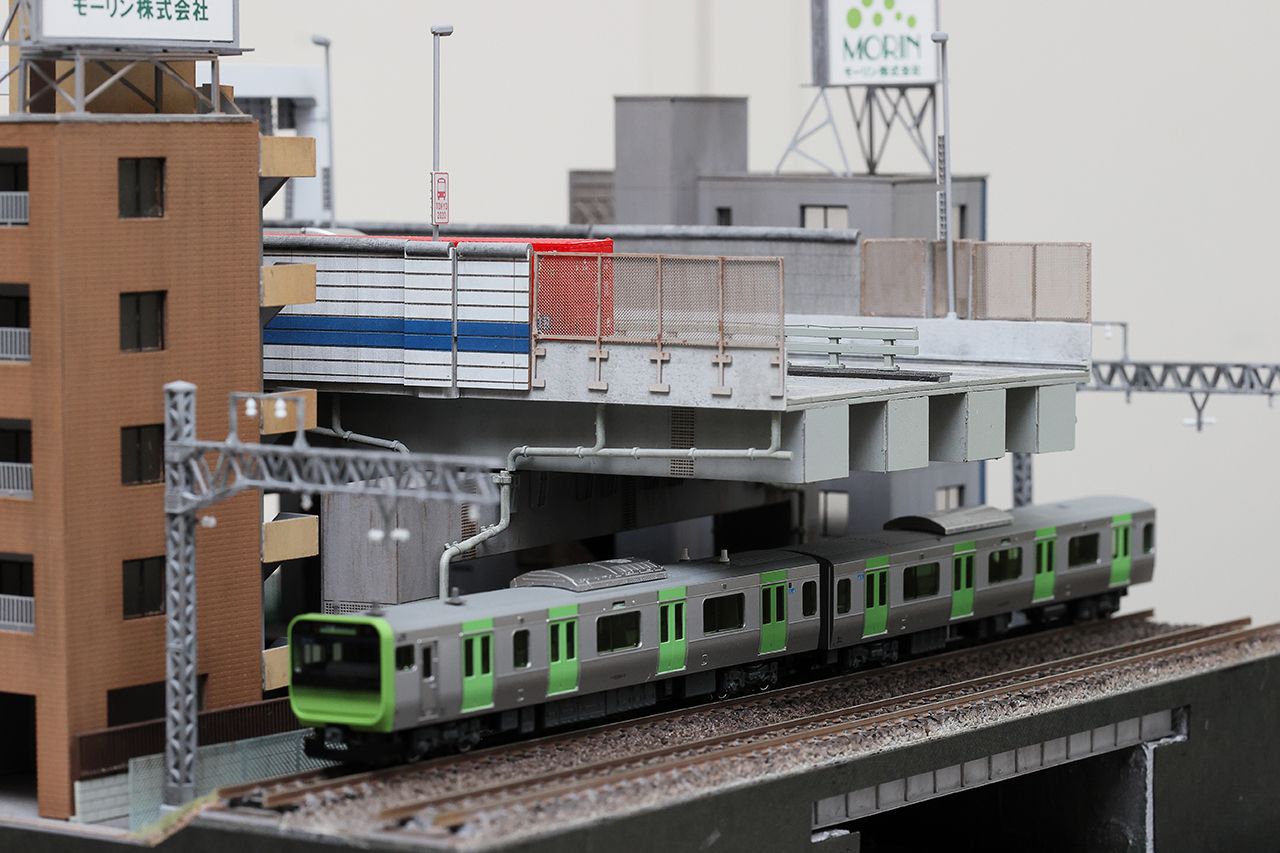 浜松町といえば山手線と京浜東北線。最新型のE235系が走る風景