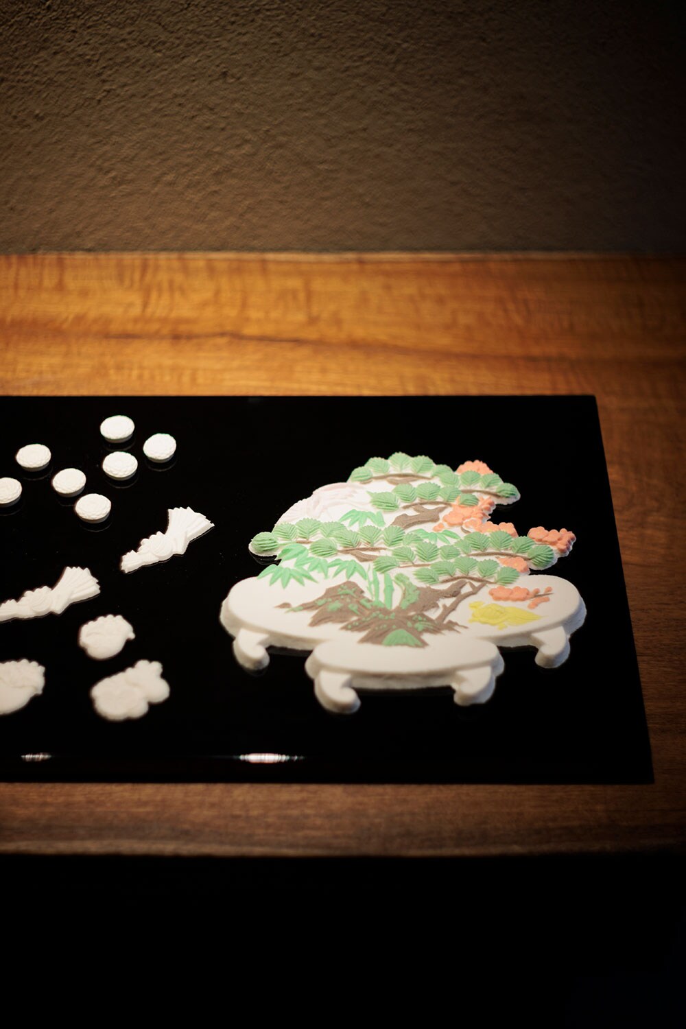 文頭の写真の木型を使い、この展覧会のために作った干菓子、蓬莱山。