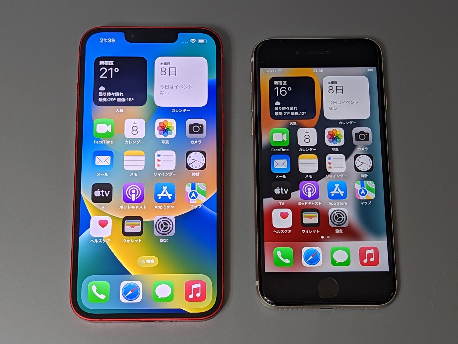 左がiPhone 14、右がiPhone SE。ホームボタンのあるiPhone SEはボディサイズの割に画面は小さく、iPhone 14/iPhone 13に比べると窮屈な印象は否めません　