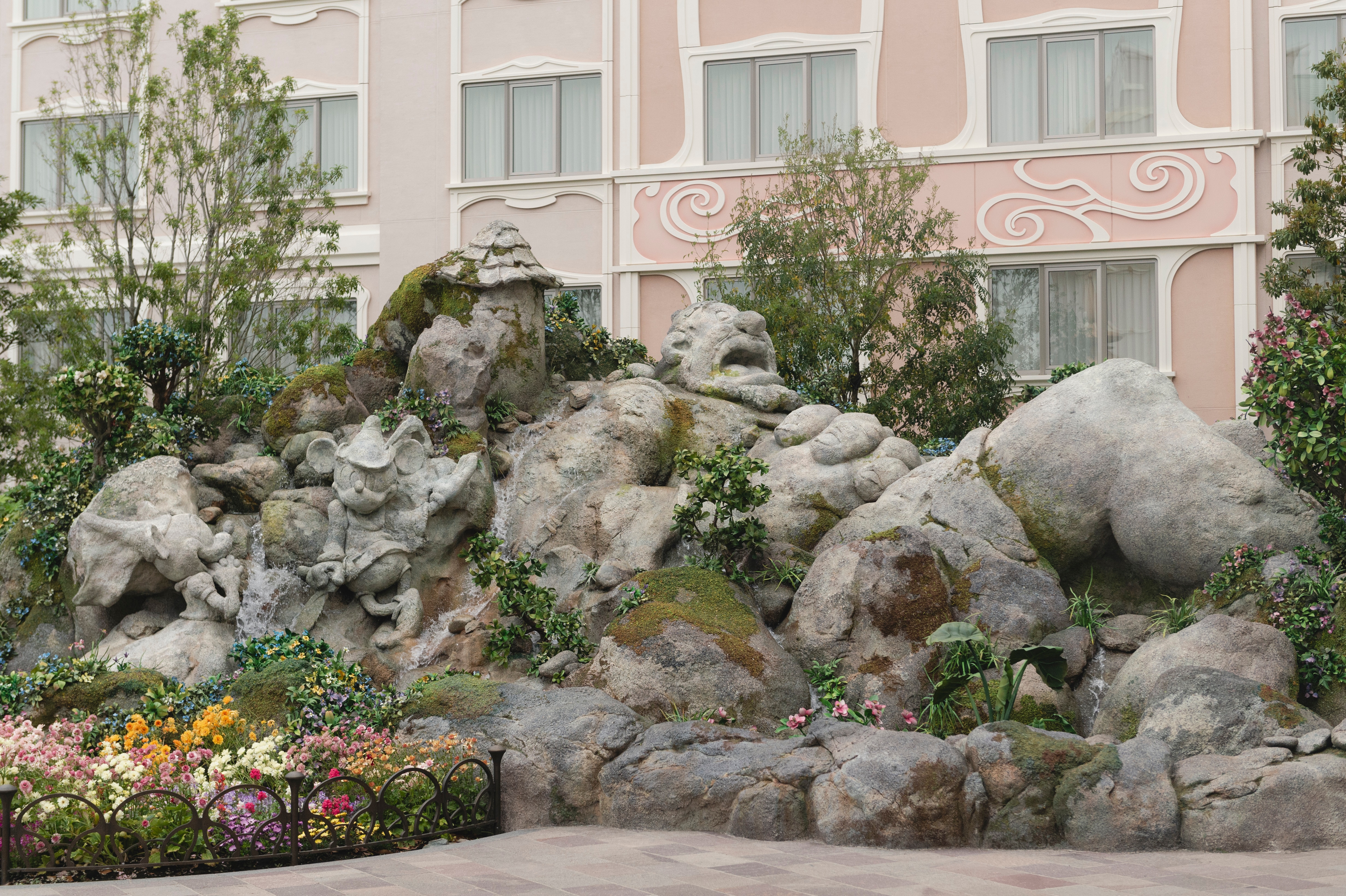 映画「ミッキーの巨人退治」のキャラクターが岩で表現された魔法の泉(ロックワーク)がゲストをお迎え！