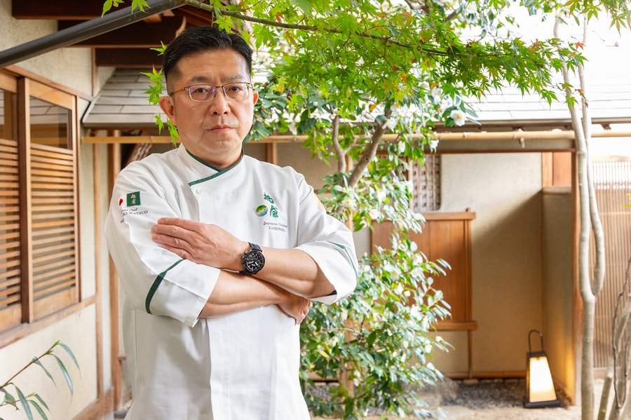 松尾英明(まつおひであき)  1962年大阪生まれ。大学時代は茶の湯に傾倒。卒業後の1986年、滋賀にある老舗の日本料理店「招福楼」に入社。その後、大阪で日本料理店を経営していた実家に戻り1992年に料理長となる。現在は主人として「柏屋」総料理長を務める。