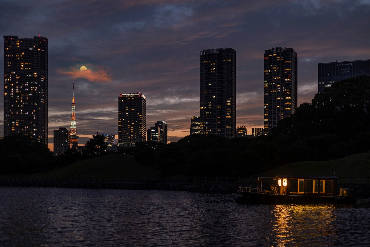 モダンなビルと江戸の風情が共存する東京の雰囲気を味わいながら、月を眺めることができる。