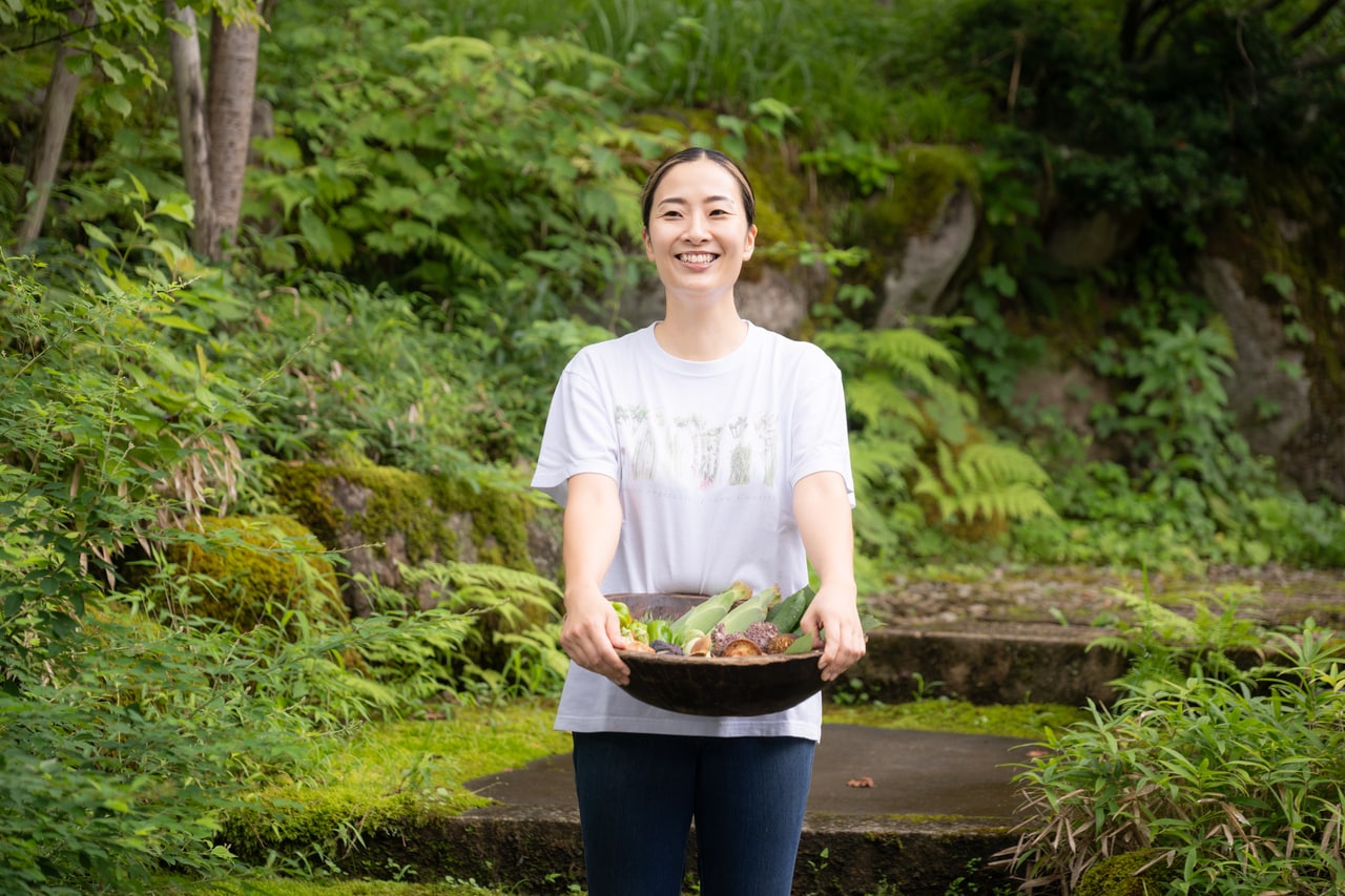 山菜Tシャツがよく似合う「里山十帖」料理長の桑木野恵子さん。